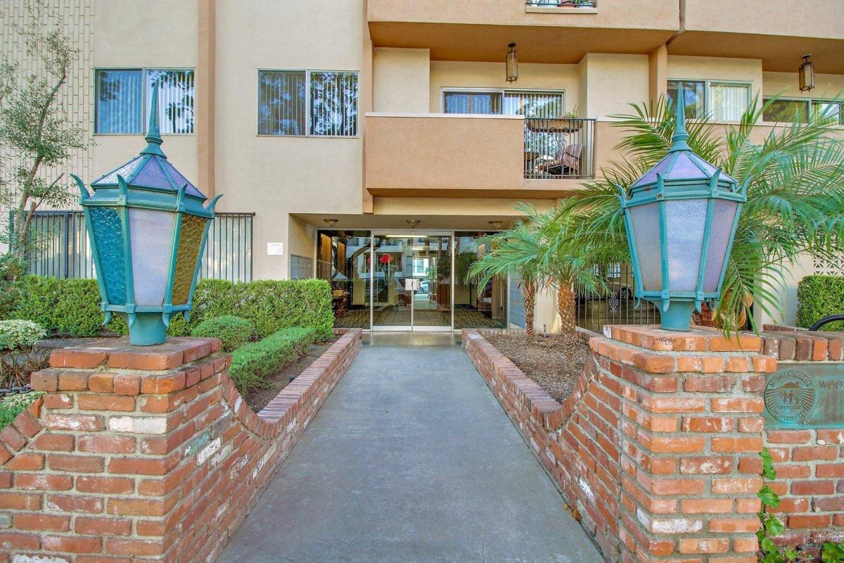 Apartment for rent at South Wooster, 835 S Wooster St, Los Angeles, CA 90035