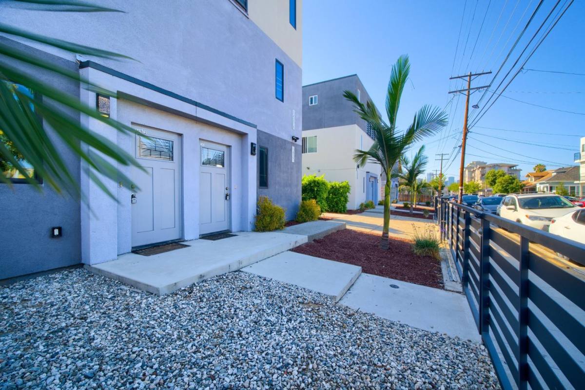 Townhouse for rent at 1419-1429 1 2 S New Hampshire Ave, Los Angeles, CA 90006