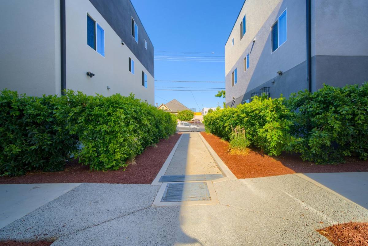 Townhouse for rent at 1419-1429 1 2 S New Hampshire Ave, Los Angeles, CA 90006
