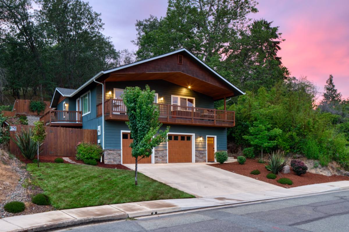 House for rent at 1112 NW Elm St, Grants Pass, OR 97526