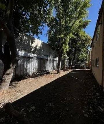 Apartment for rent at 10786 Pippin St #5, Oakland, CA 94603