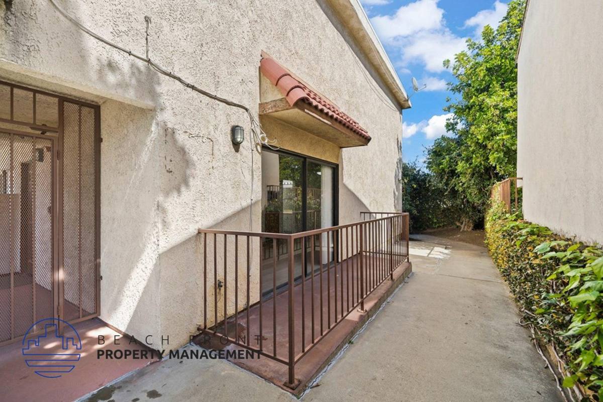 Townhouse for rent at 212 West Regent Street, 212 W Regent St #17, Inglewood, CA 90301