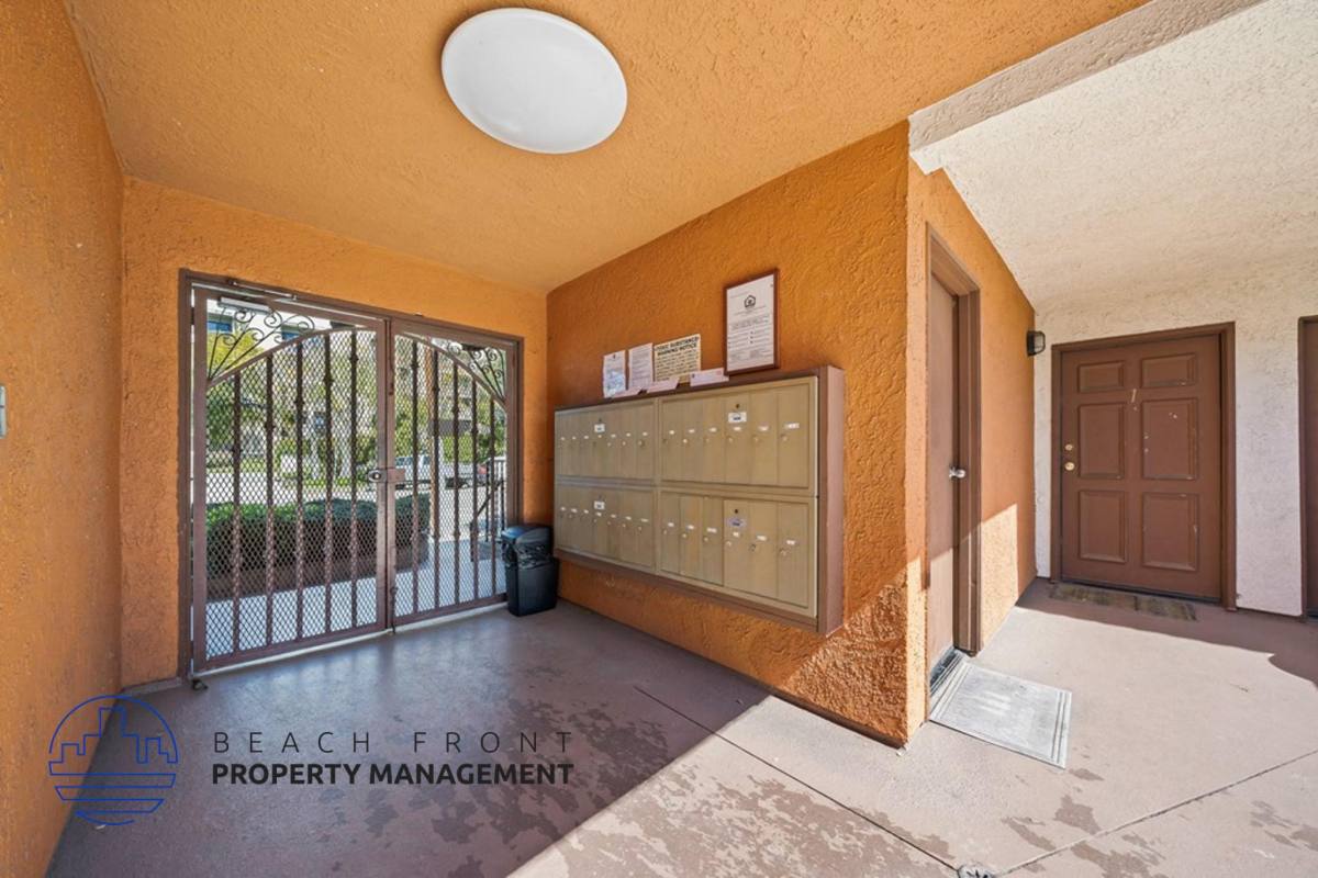 Townhouse for rent at 212 West Regent Street, 212 W Regent St #17, Inglewood, CA 90301