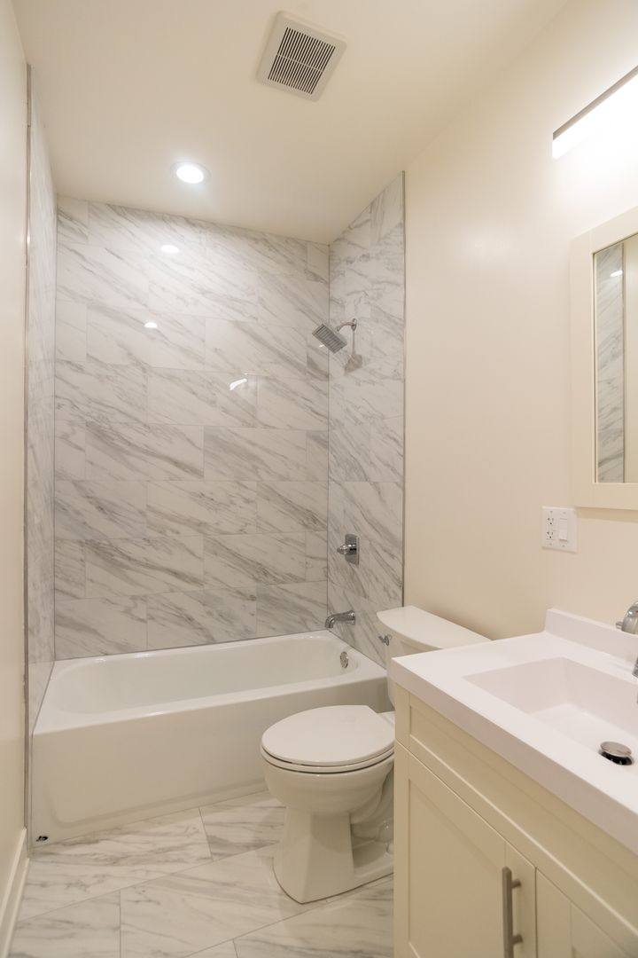 Apartment for rent at 654 W Gordon Terrace #1W, Chicago, IL 60613