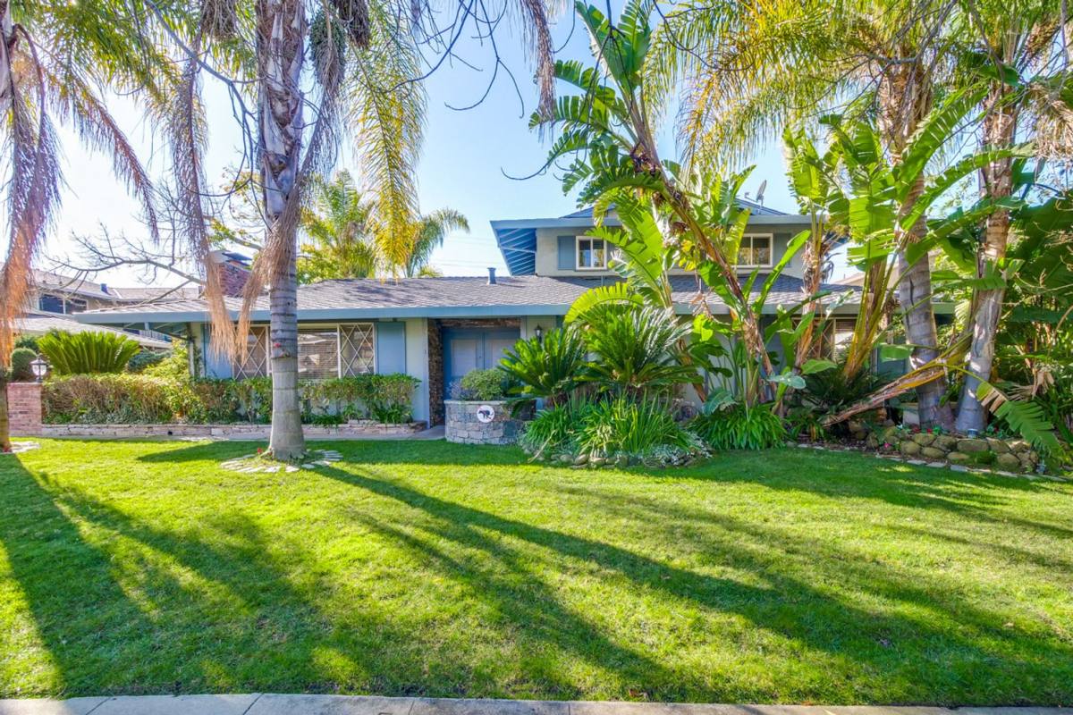 Apartment for rent at 920 Castlewood Dr, Los Gatos, CA 95032