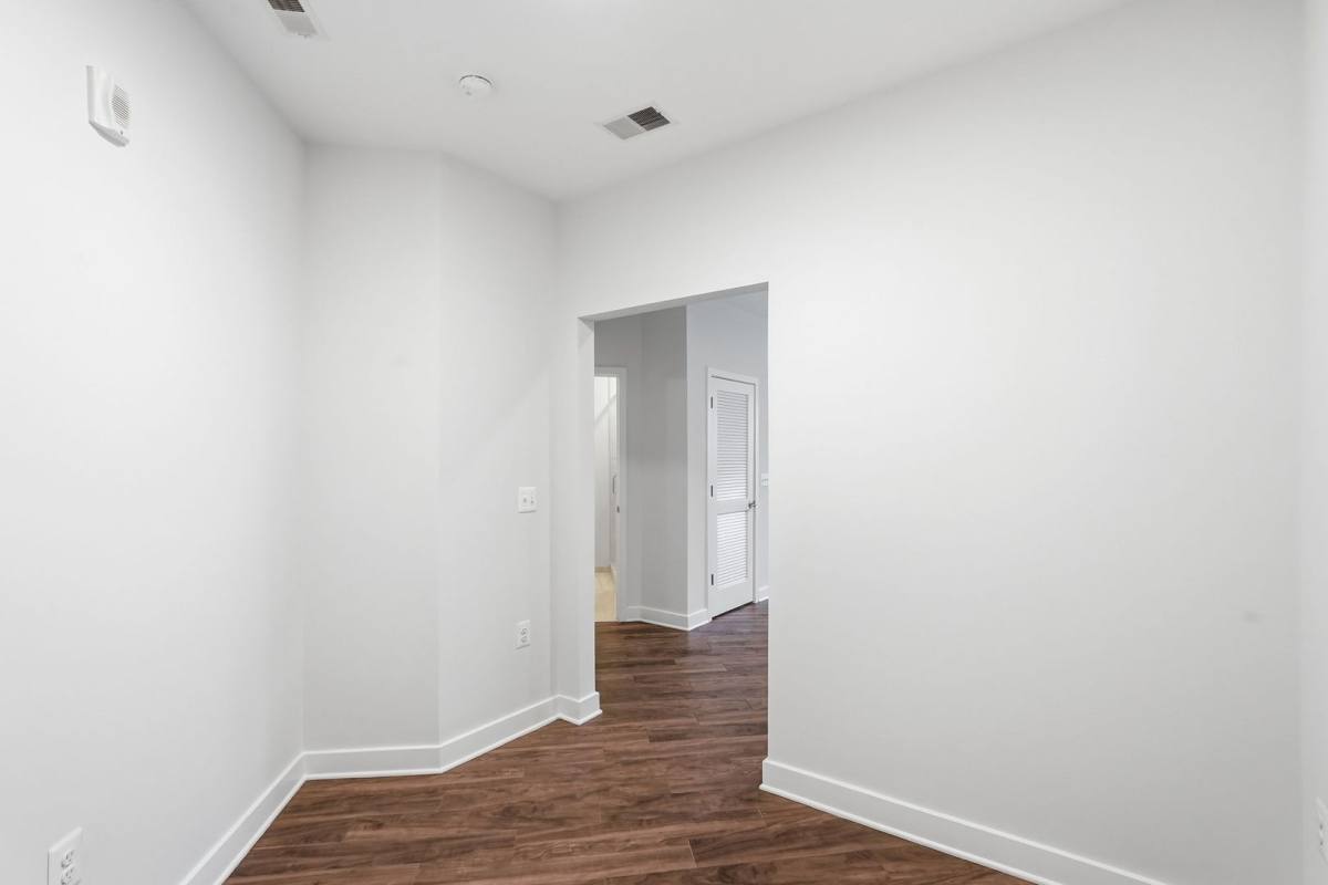 Apartment for rent at 989 S Buchanan St, Arlington, VA 22204