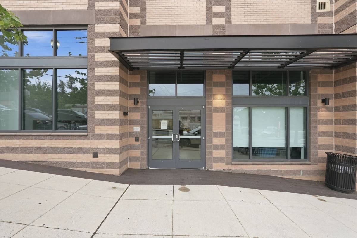 Apartment for rent at 989 S Buchanan St, Arlington, VA 22204