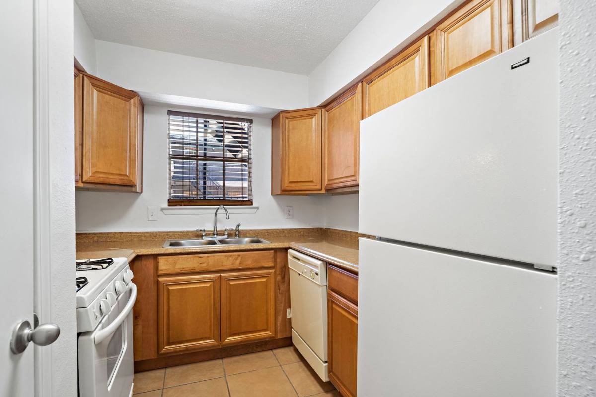 Apartment for rent at 711 Holiday Dr, Galveston, TX 77550
