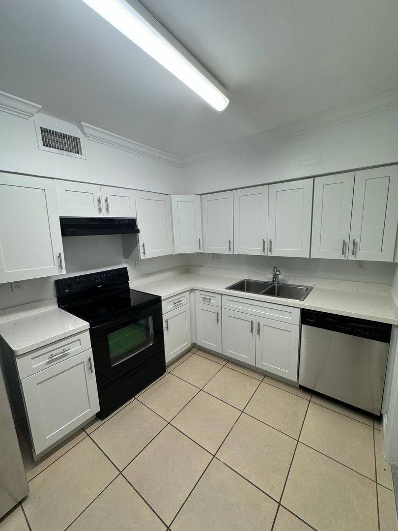 Apartment for rent at 2536 Van Buren St, Hollywood, FL 33020