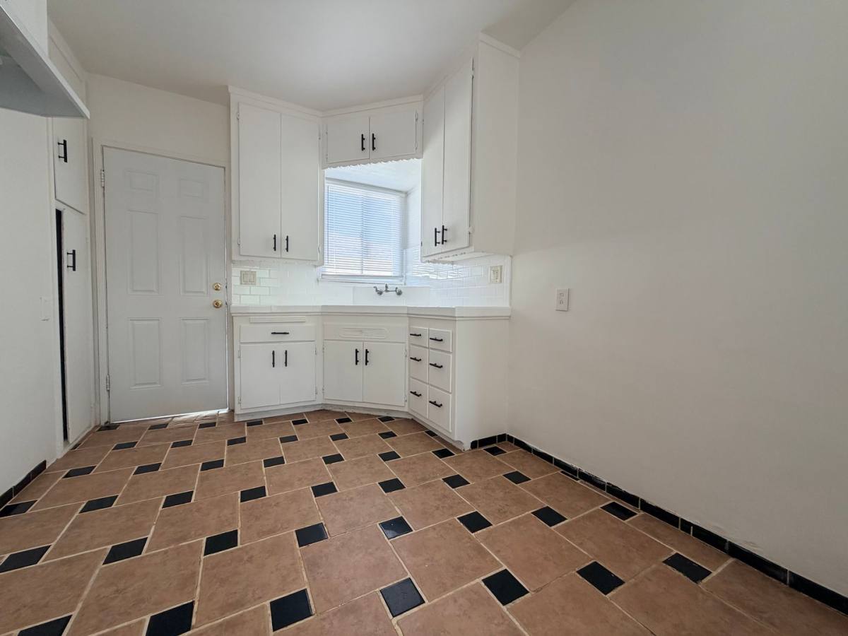 Apartment for rent at 225 W Robert Ave, Oxnard, CA 93030