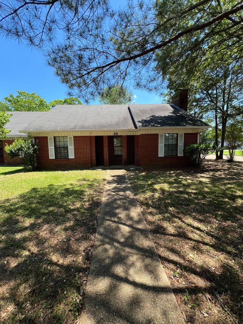 Townhouse for rent at 9B River Oaks Place, Jackson, MS 39211