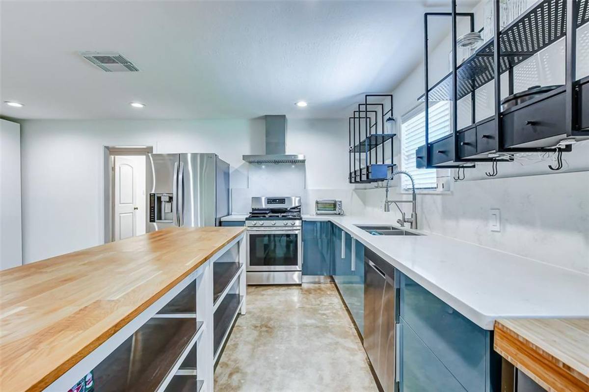 House for rent at 1202 Shadeland Dr, Houston, TX 77043