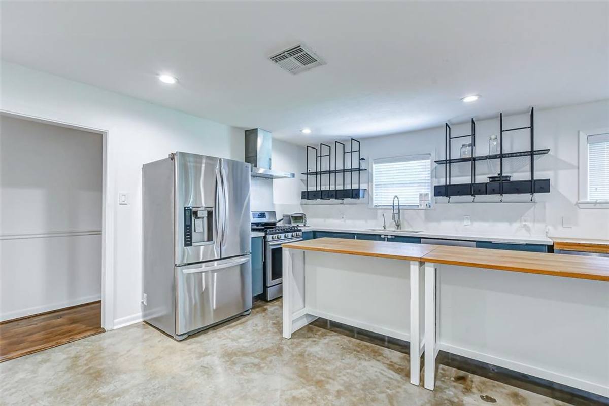 House for rent at 1202 Shadeland Dr, Houston, TX 77043