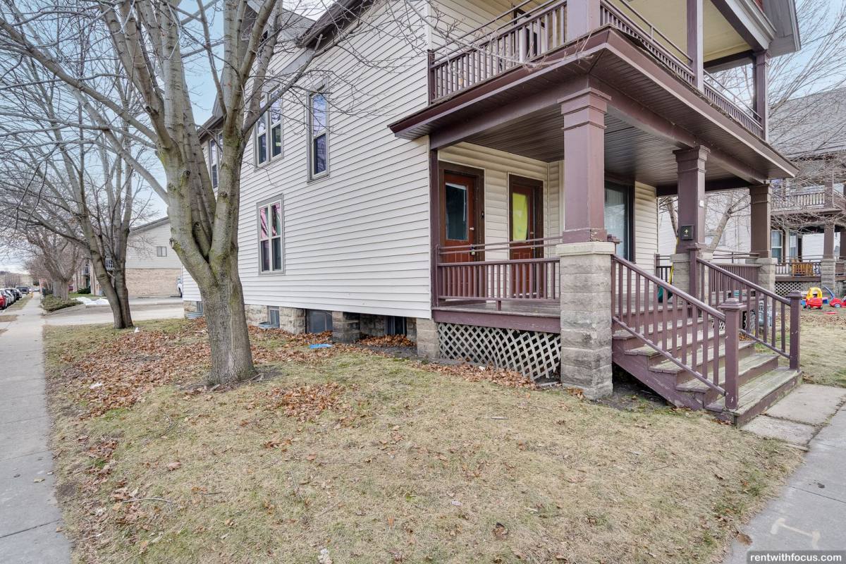 Apartment for rent at 111 W Parkway Ave, Oshkosh, WI 54901