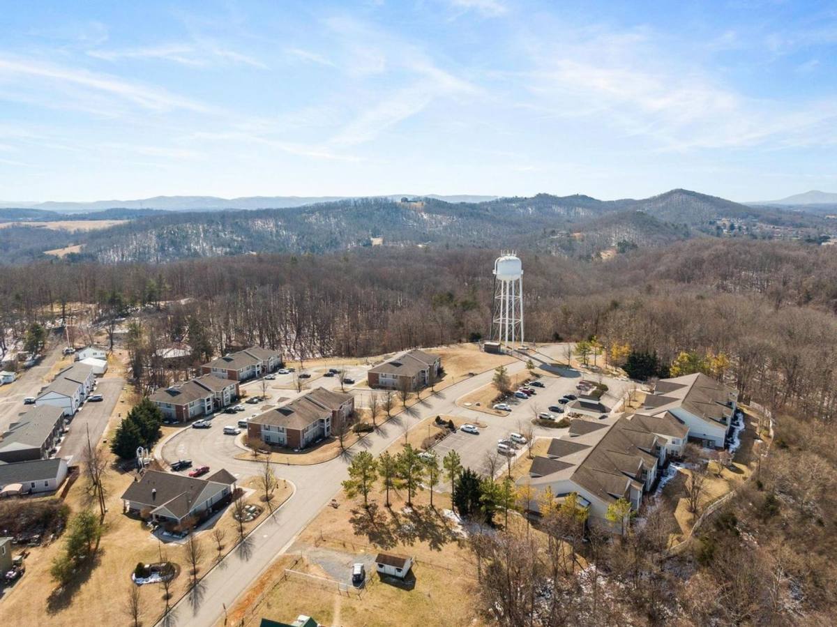 Apartment for rent at 100 Ridgewood Lane, Radford, VA 24141