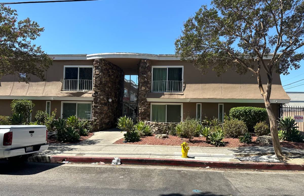 Apartment for rent at 7503 Hazeltine Ave, Van Nuys, CA 91405