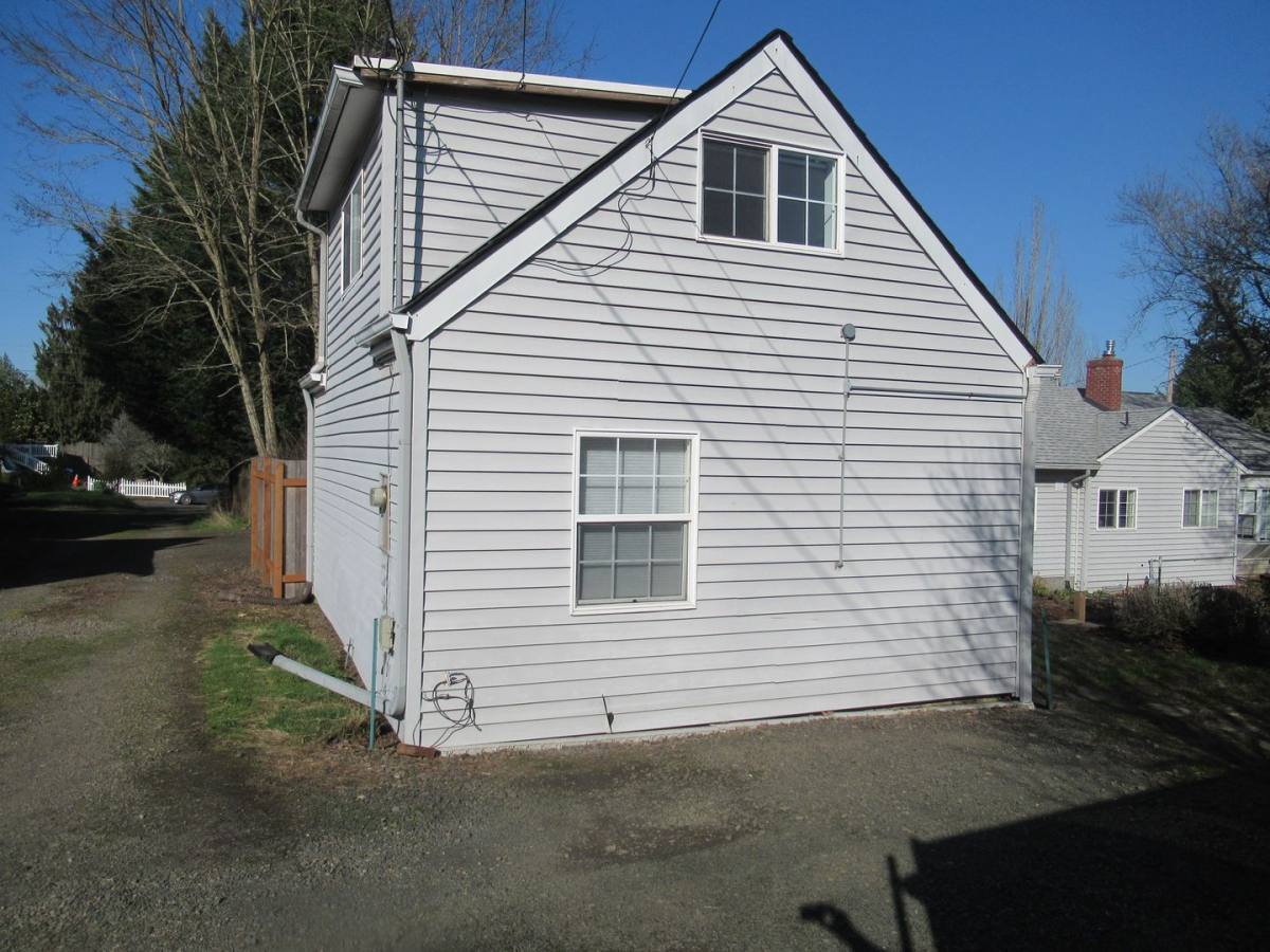 House for rent at 2485 E Nob Hill St SE, Salem, OR 97302