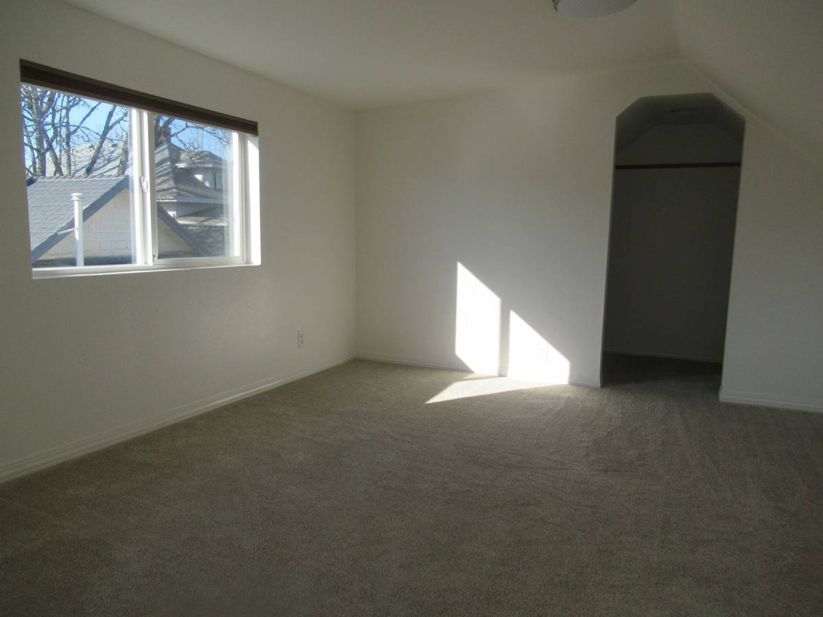 House for rent at 2485 E Nob Hill St SE, Salem, OR 97302