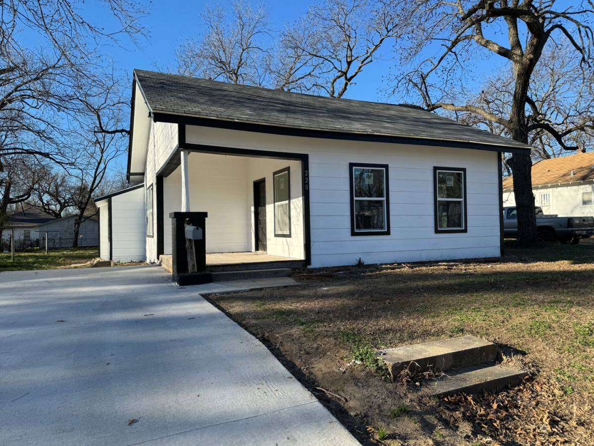 House for rent at 220 NW 9th St, Ardmore, OK 73401
