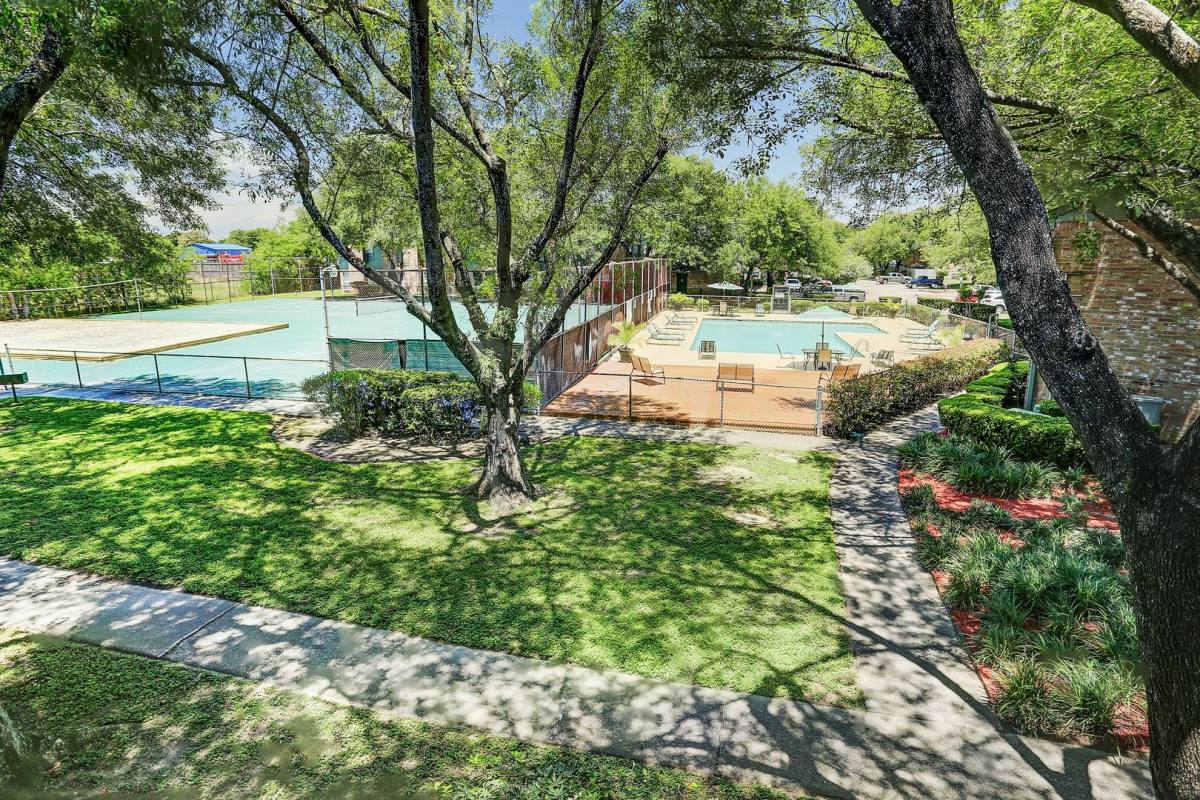 Townhouse for rent at 1516 E Sam Houston Parkway S, Pasadena, TX 77503