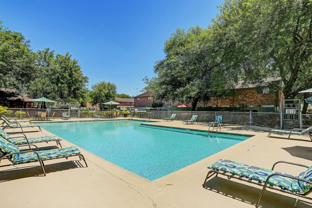 Townhouse for rent at 1516 E Sam Houston Parkway S, Pasadena, TX 77503
