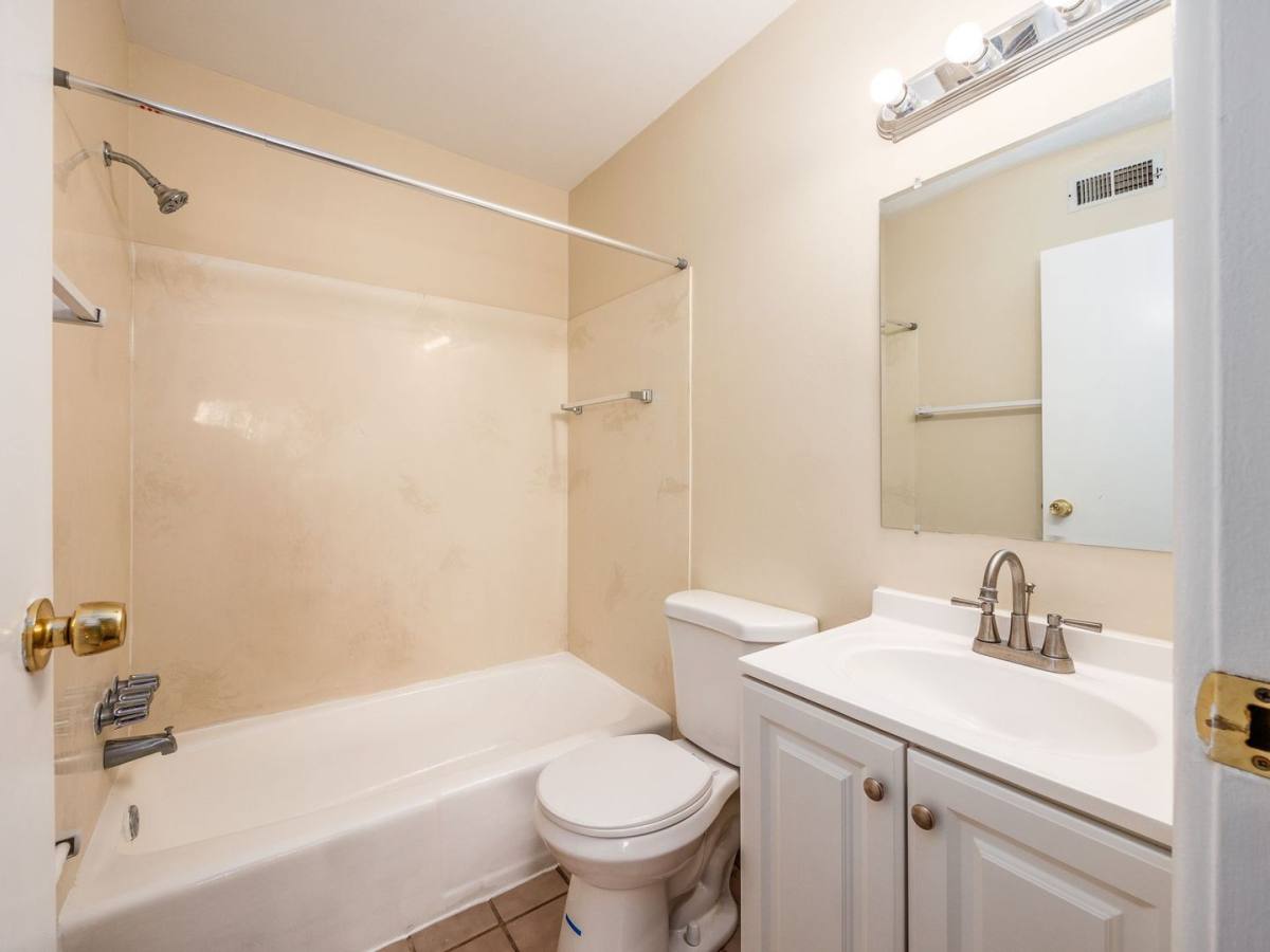 Apartment for rent at 4632 Hilton Ave, Columbus, OH 43228