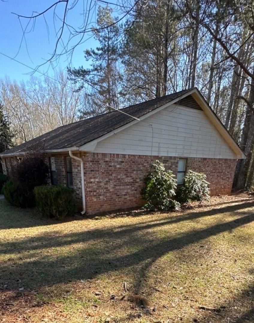 Apartment for rent at 106 Oak Park Court, Athens, GA 30605