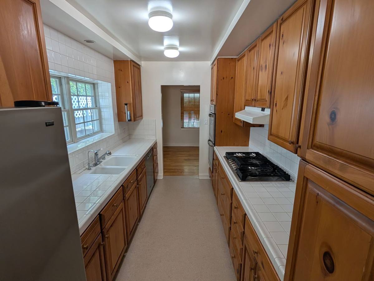 Apartment for rent at 1043 Pacific St, Santa Monica, CA 90405