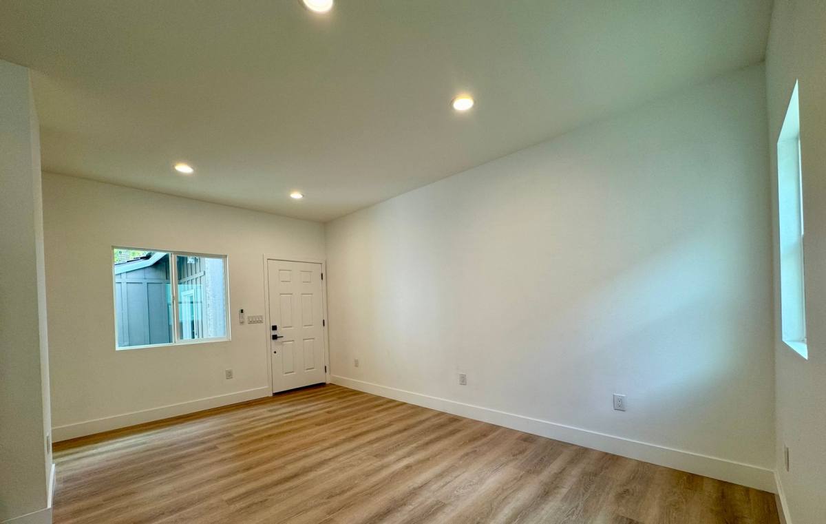 Apartment for rent at 5250 Los Altos Plaza, Long Beach, CA 90815