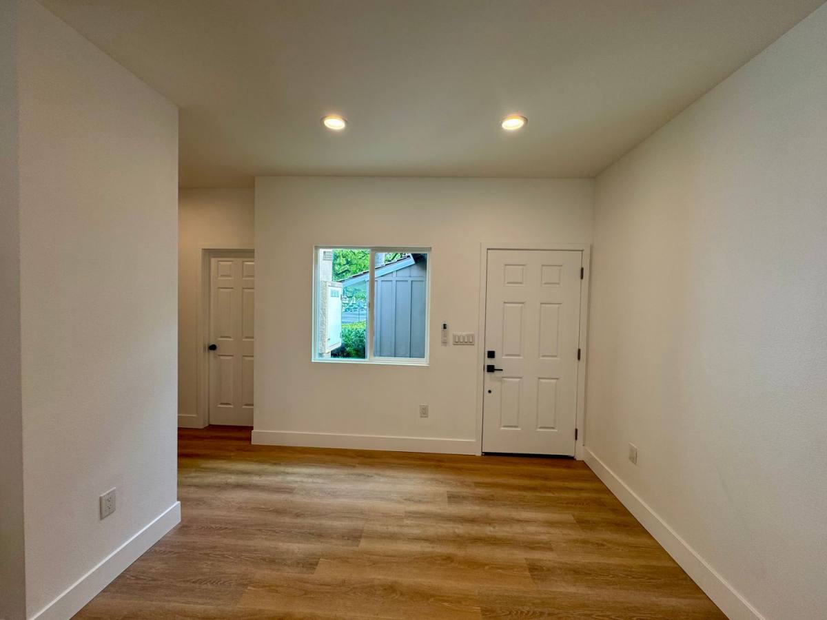 Apartment for rent at 5250 Los Altos Plaza, Long Beach, CA 90815