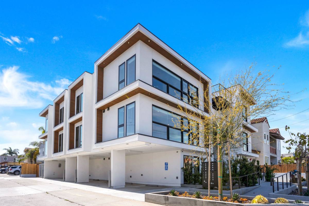 Apartment for rent at 4530 Ingraham St, San Diego, CA 92109