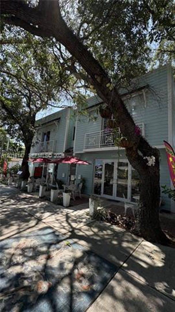 Apartment for rent at 3872 Grand Ave, Miami, FL 33133