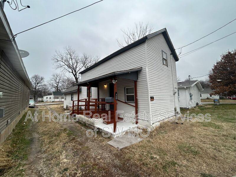 House for rent at 729 E Garfield St, Springfield, MO 65803