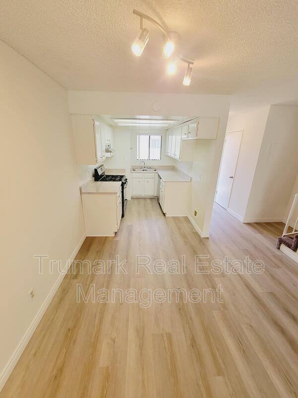 Townhouse for rent at 553 E Orange Grove #D, Burbank, CA 91501