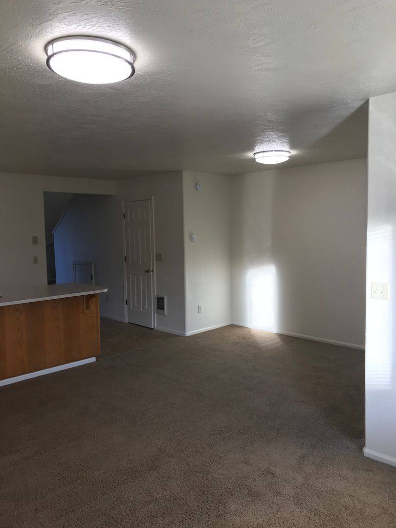 Townhouse for rent at 2793 S Cloverleaf Loop, Springfield, OR 97477