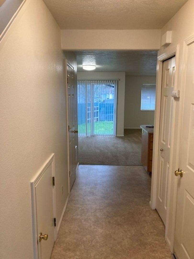 Townhouse for rent at 2793 S Cloverleaf Loop, Springfield, OR 97477