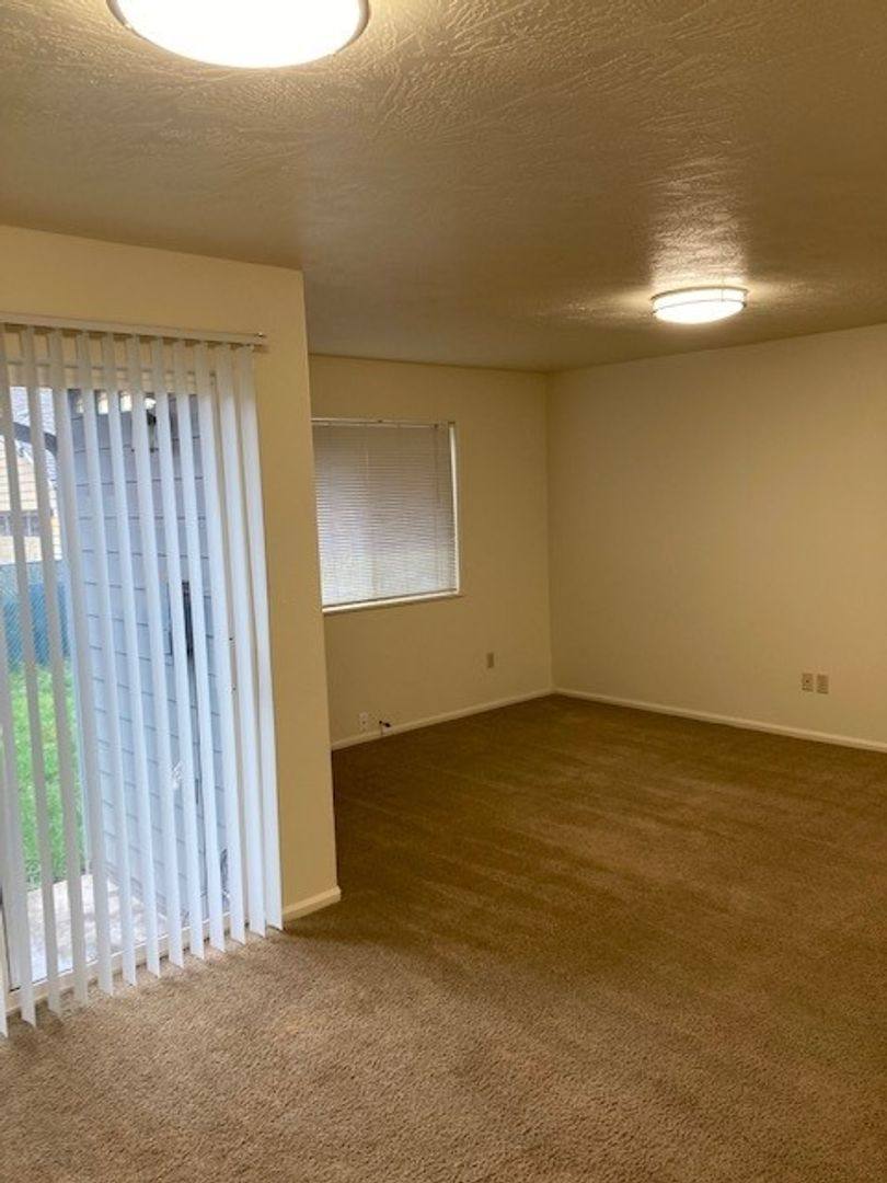 Townhouse for rent at 2793 S Cloverleaf Loop, Springfield, OR 97477