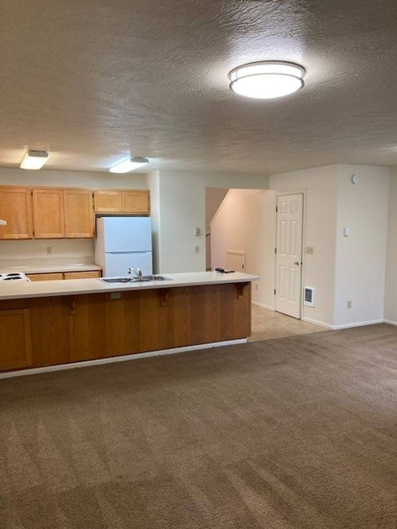 Townhouse for rent at 2793 S Cloverleaf Loop, Springfield, OR 97477