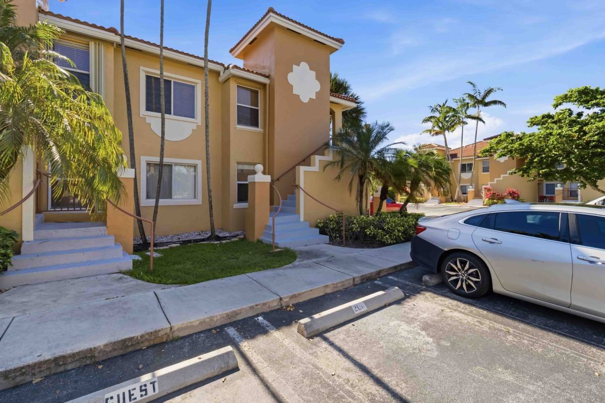 Condo for rent at 621 NW 78th Terrace, Hollywood, FL 33024