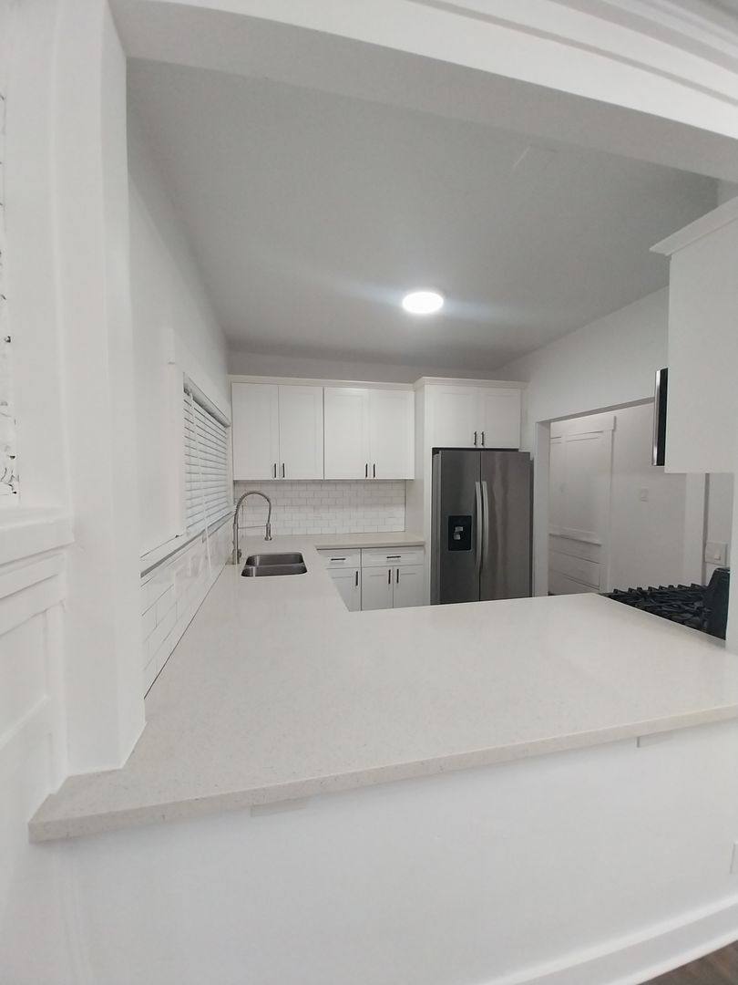 Apartment for rent at 1325 - 1333 E Ocean Blvd, Long Beach, CA 90802