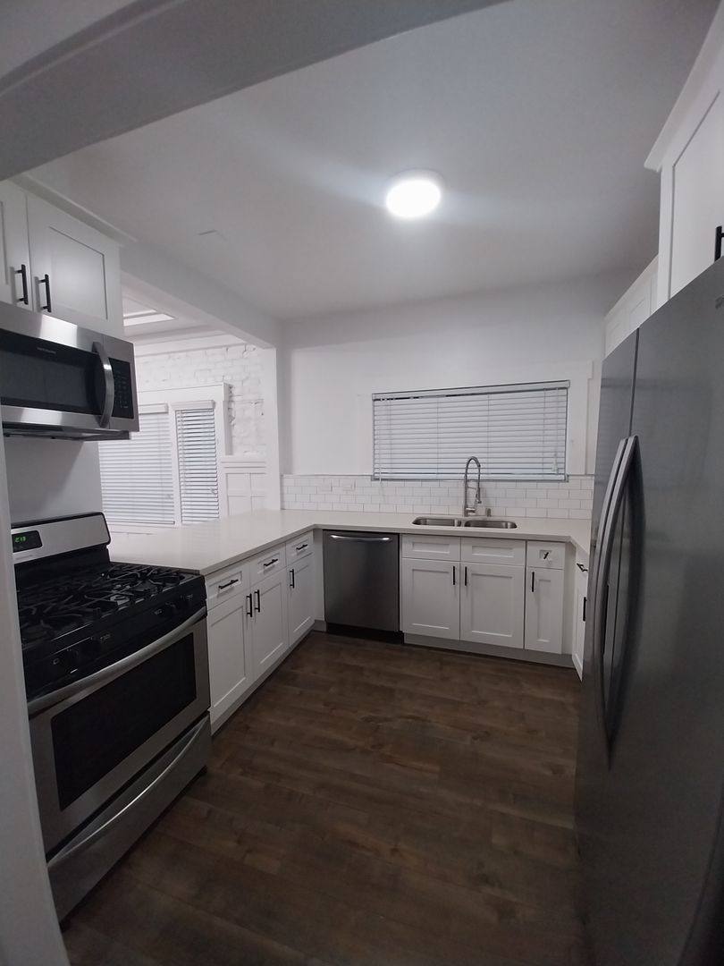 Apartment for rent at 1325 - 1333 E Ocean Blvd, Long Beach, CA 90802