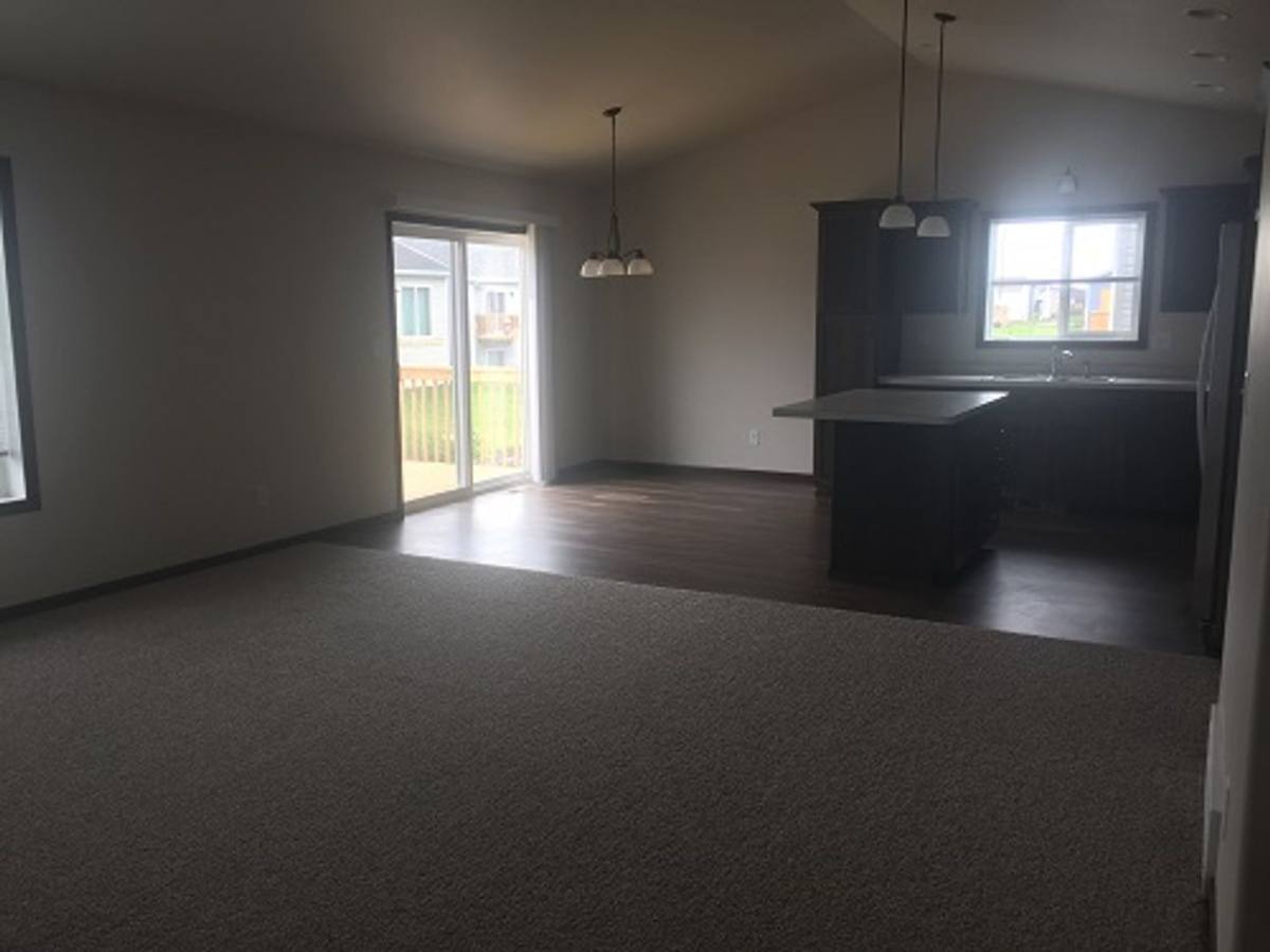 House for rent at 911 Eaglewood Ave, West Fargo, ND 58078