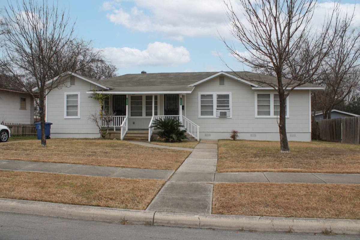 Townhouse for rent at 2825 W Woodlawn Ave, San Antonio, TX 78228