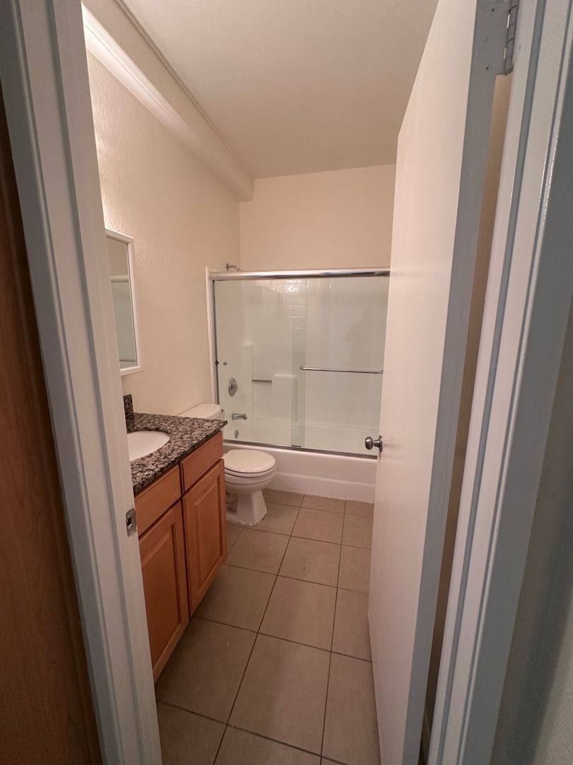 Apartment for rent at 758 Rose Ave, Long Beach, CA 90813