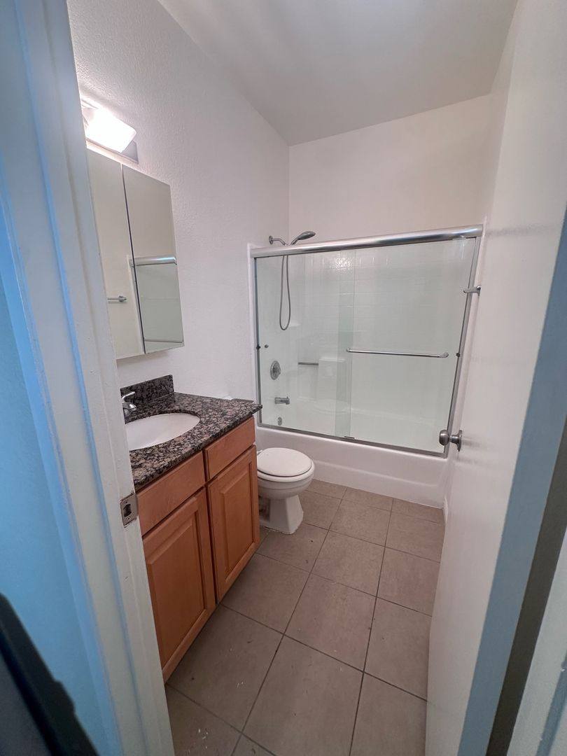 Apartment for rent at 758 Rose Ave, Long Beach, CA 90813