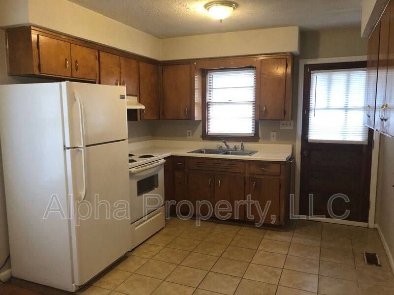 House for rent at 300-B Amherst Dr, Spartanburg, SC 29306