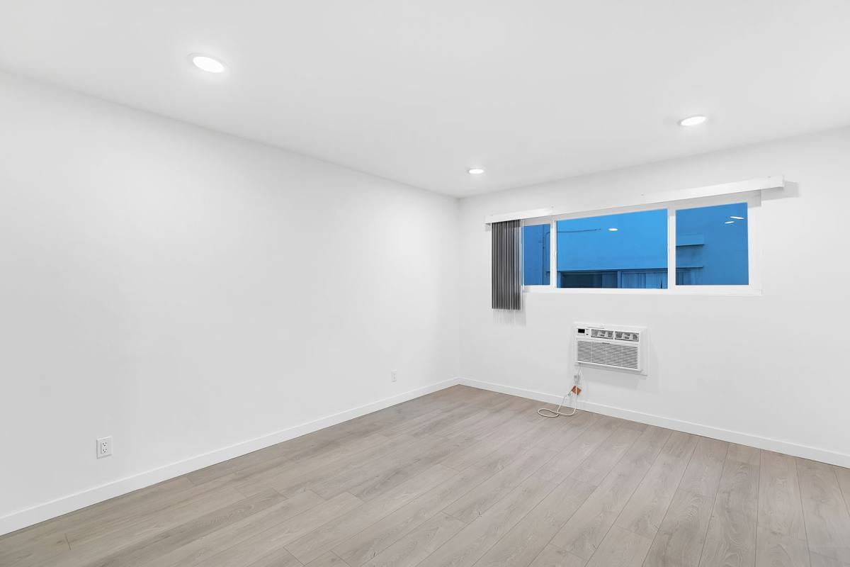 Apartment for rent at 10930 Palms Blvd, Los Angeles, CA 90034
