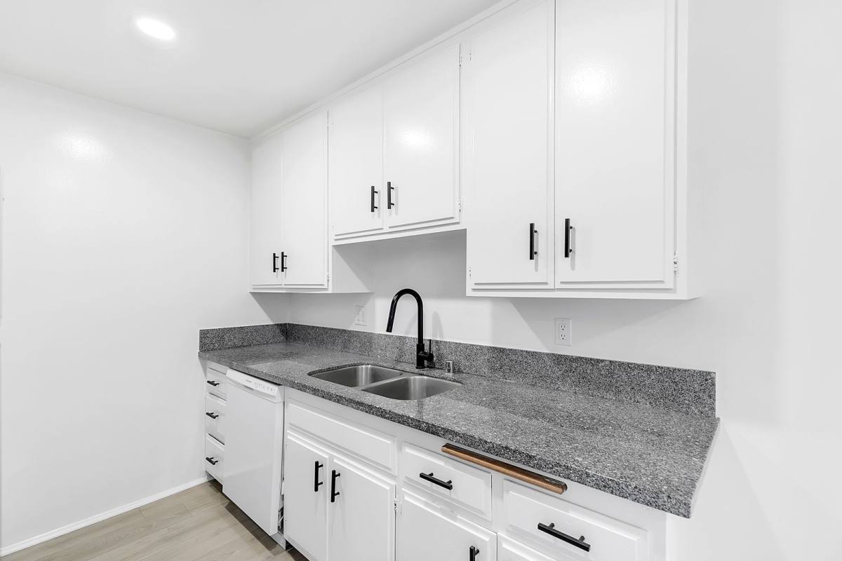 Apartment for rent at 10930 Palms Blvd, Los Angeles, CA 90034