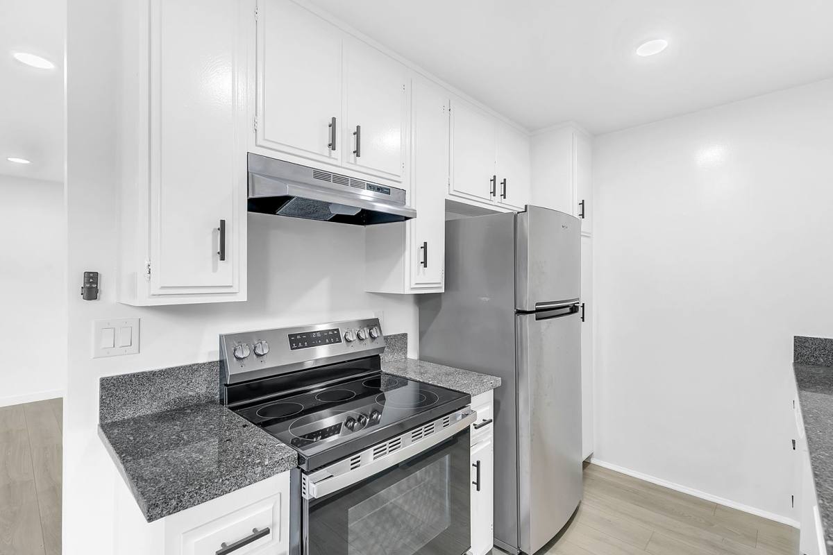 Apartment for rent at 10930 Palms Blvd, Los Angeles, CA 90034