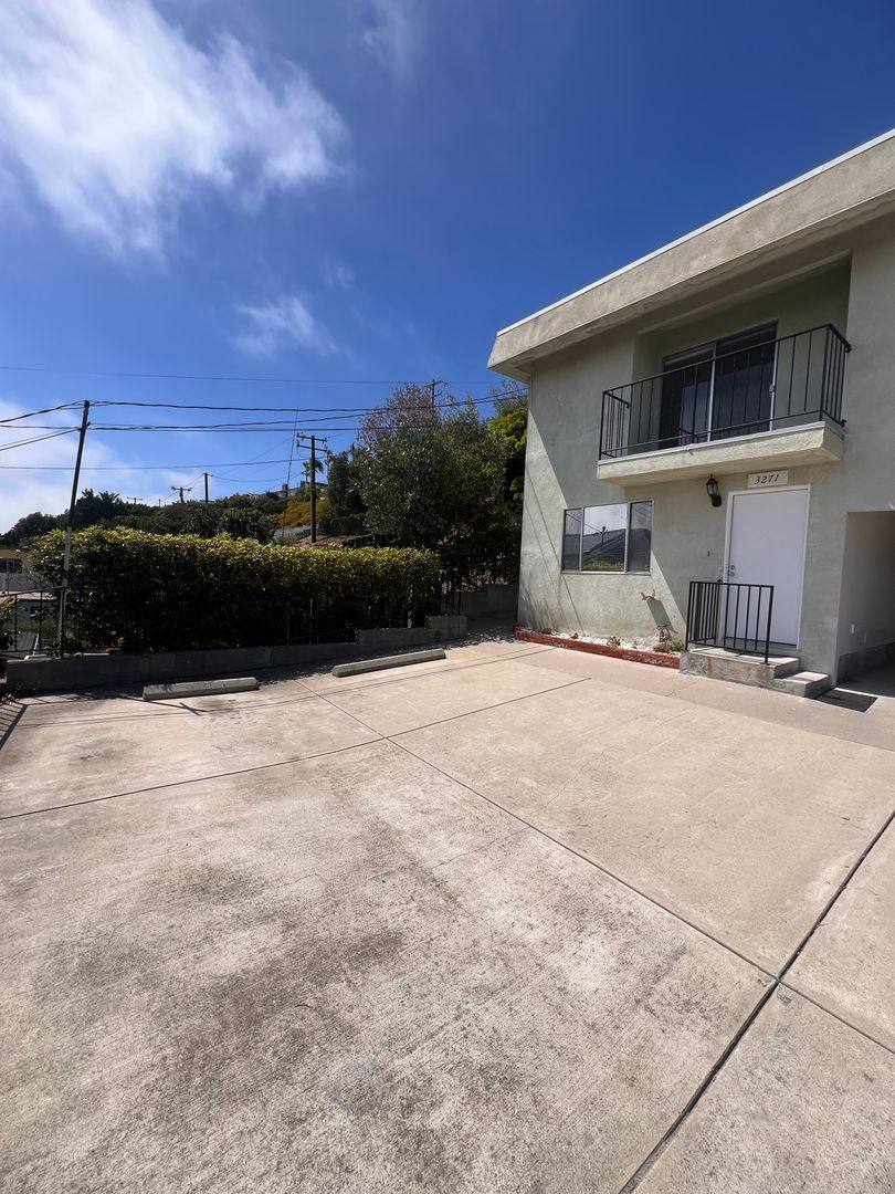 Apartment for rent at 3263 - 3275 Hilltop, Ventura, CA 93003
